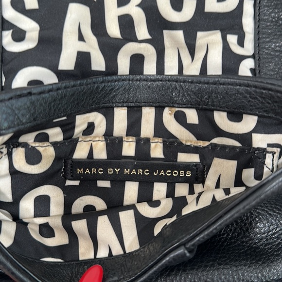 Marc jacobs cross body. Black with gold hardware - Picture 7 of 7